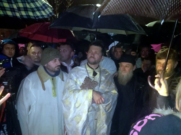 Не можемо мирно да седимо док неки желе од цркве да направе државно предузеће: Отац Гојко Перовић одржао говор за памћење (ФОТО)